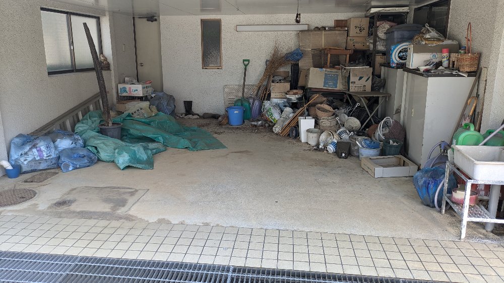 車庫のゴミかたづけ