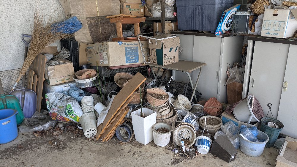 車庫のゴミかたづけ