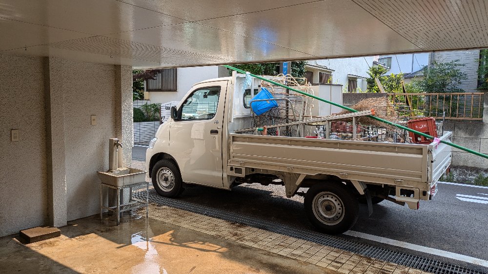 車庫のゴミかたづけ